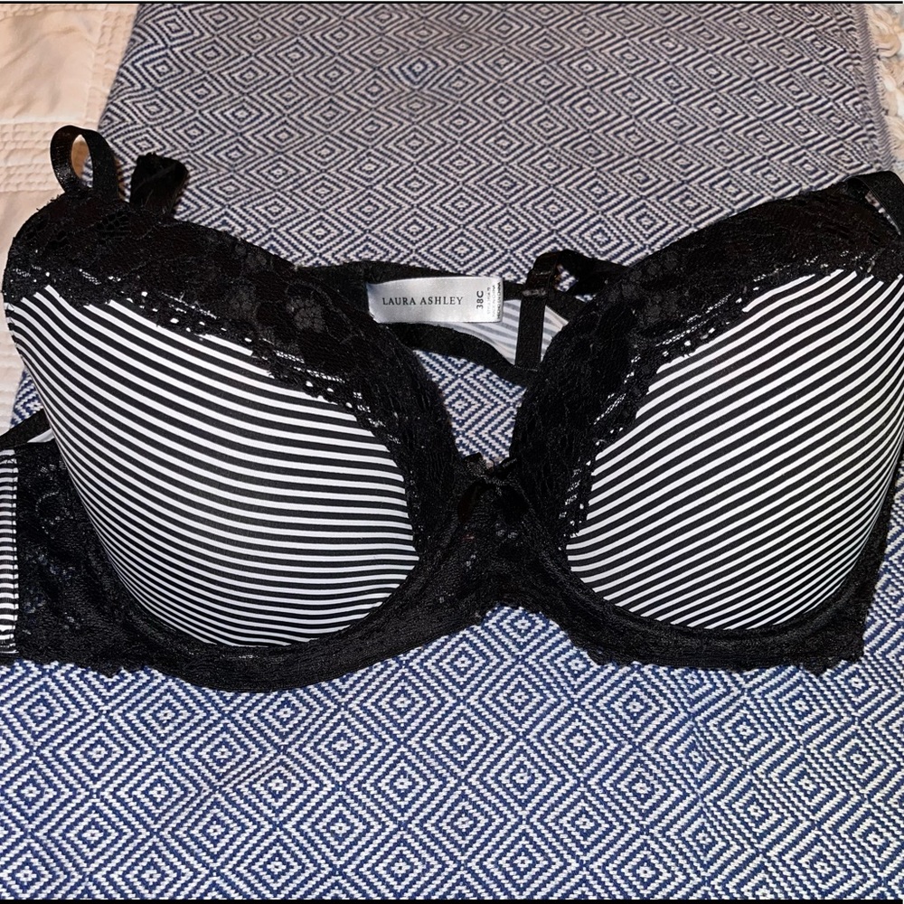 Black white lace 38c bra